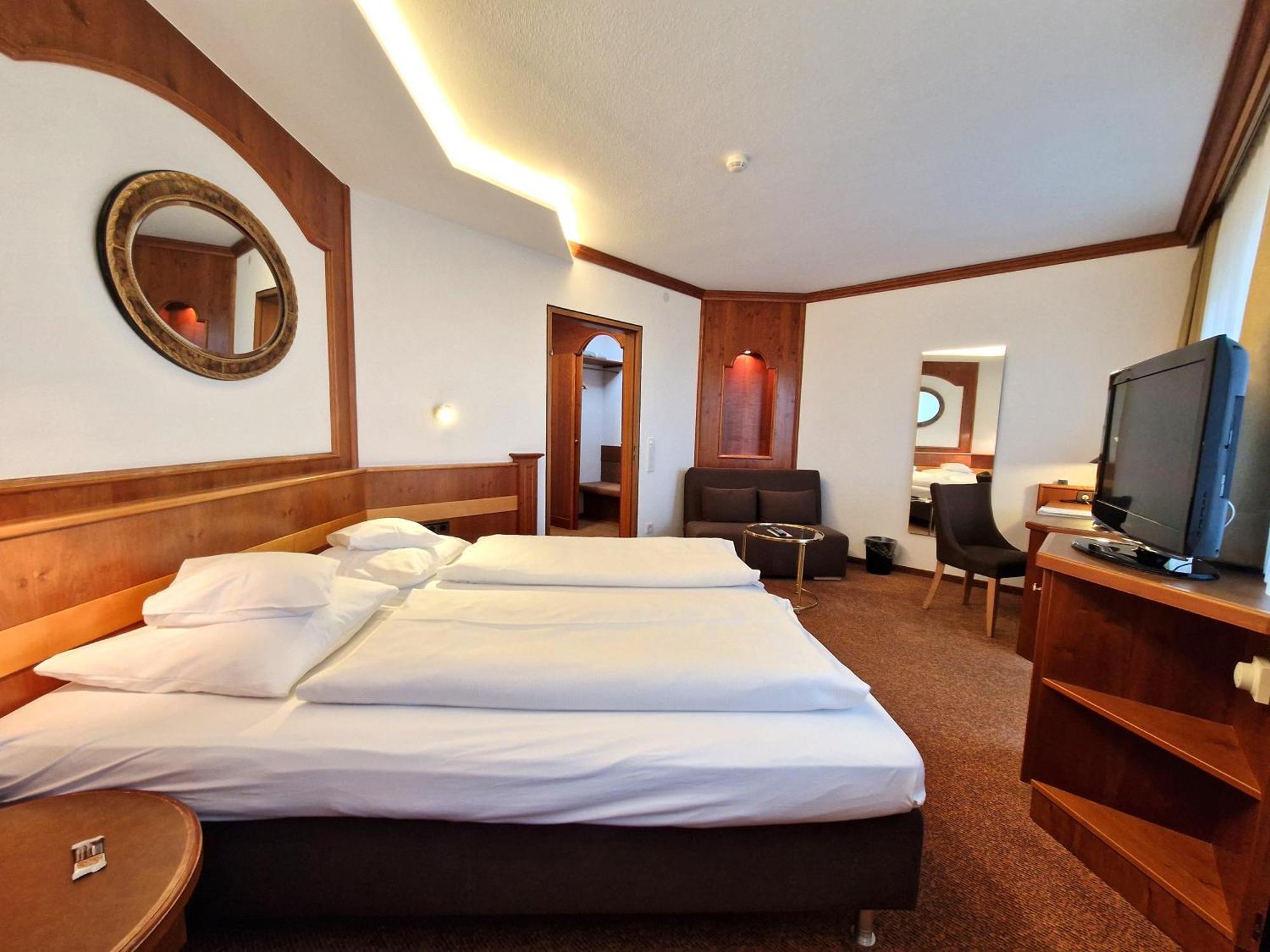 Badhotel Restaurant Stauferland Bad Boll Kültér fotó