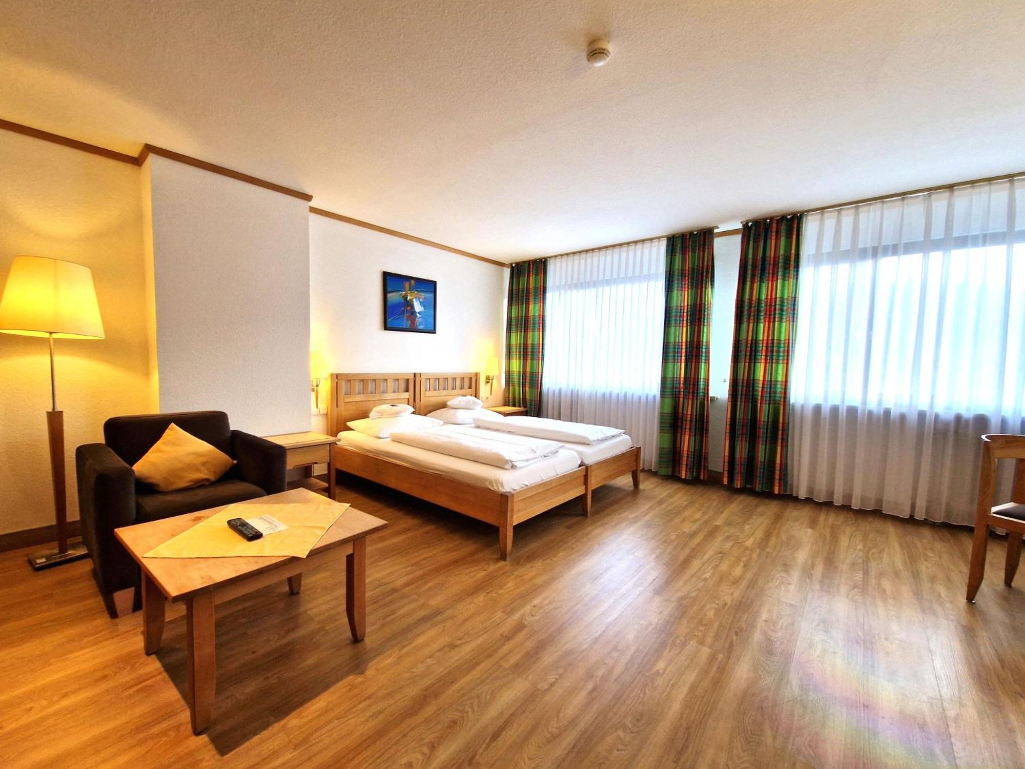Badhotel Restaurant Stauferland Bad Boll Kültér fotó