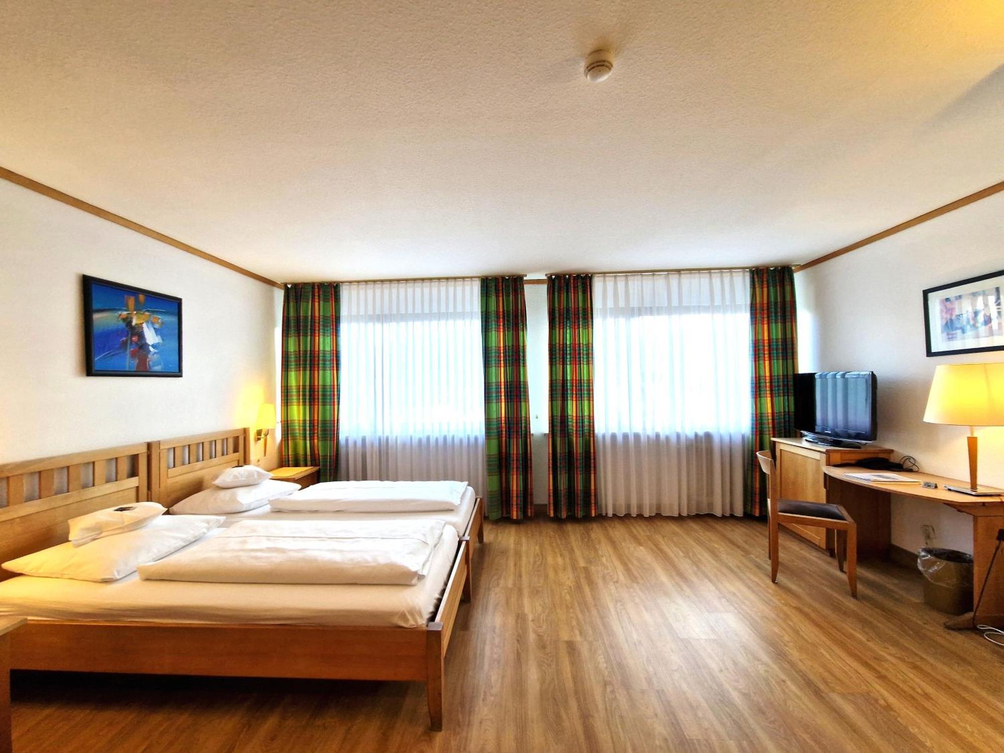 Badhotel Restaurant Stauferland Bad Boll Kültér fotó