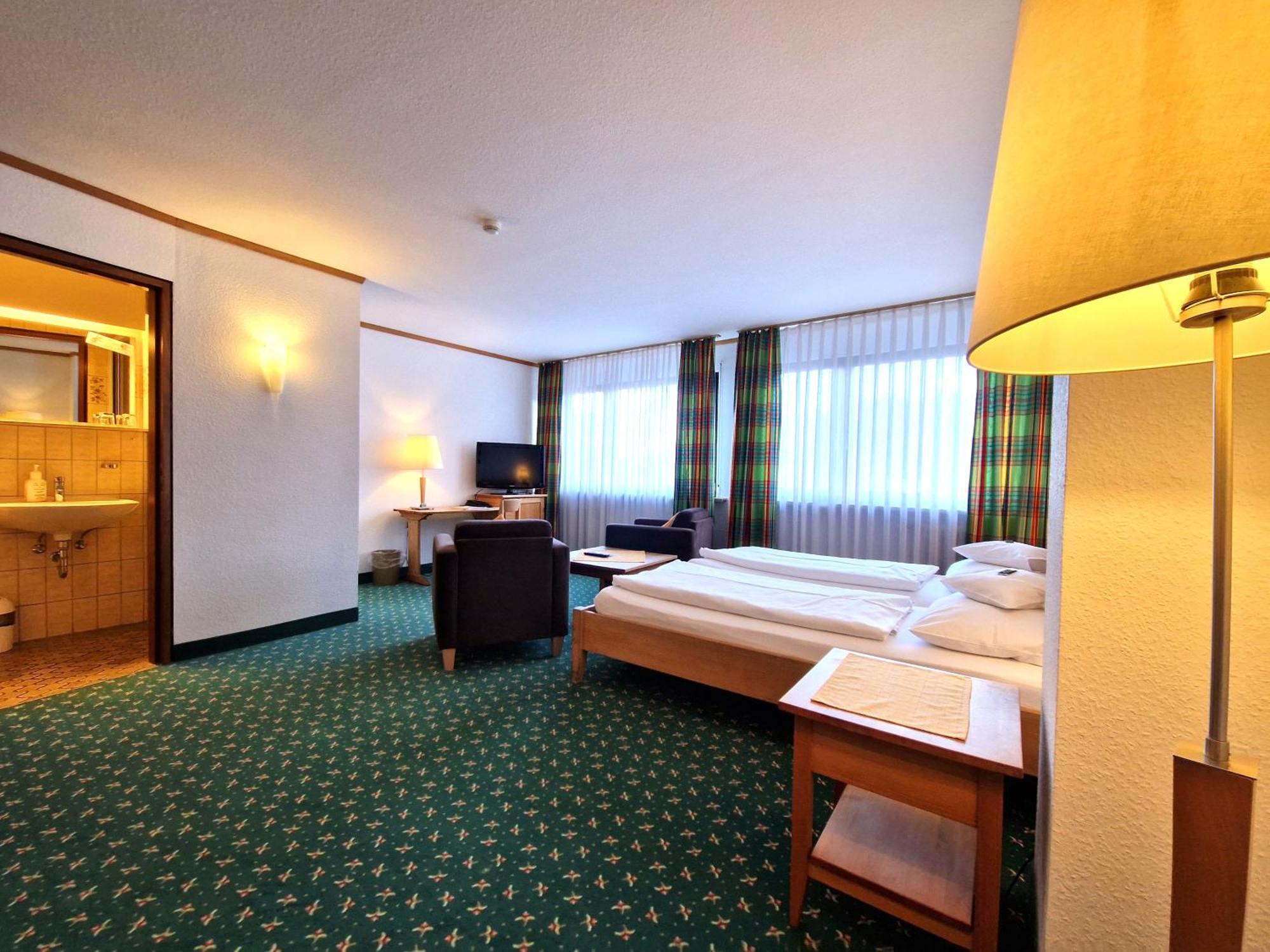 Badhotel Restaurant Stauferland Bad Boll Kültér fotó