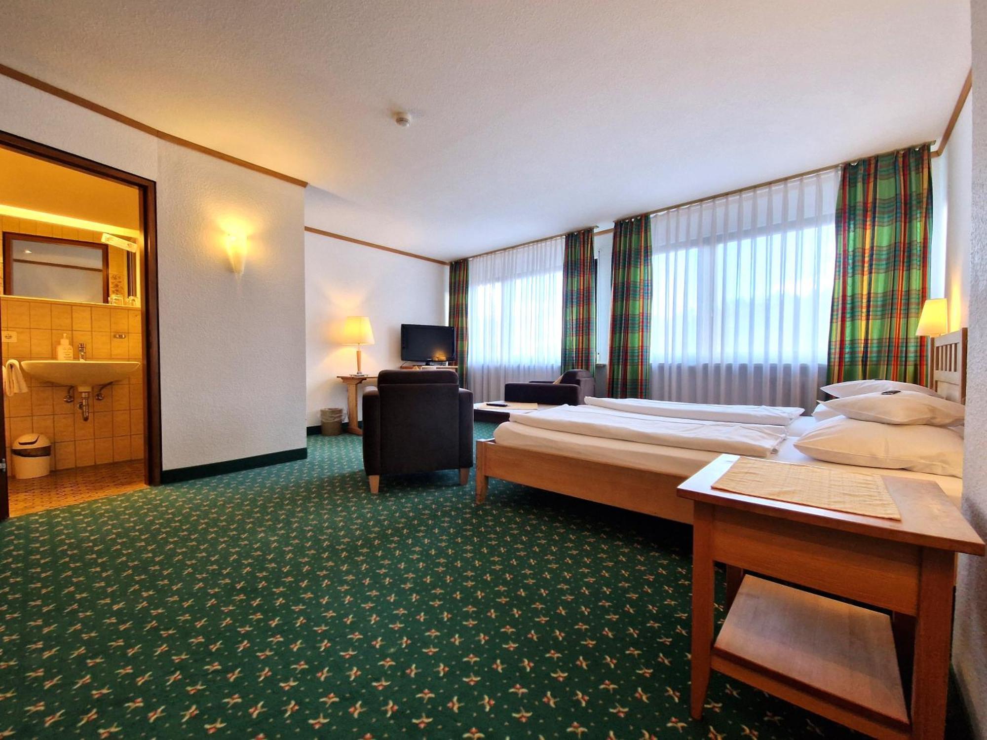 Badhotel Restaurant Stauferland Bad Boll Kültér fotó